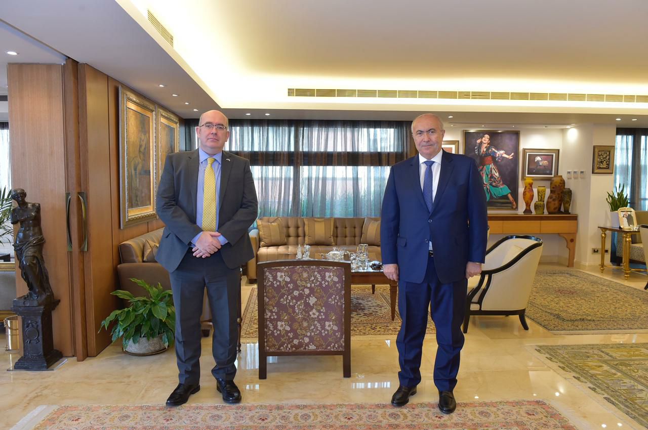 فؤاد مخزومي والسفير البريطاني الدكتور مارتن لونغدن